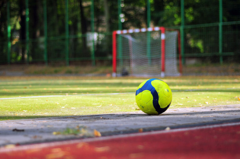 Sportplatz Fussballplatz  tookapic auf Pixabay